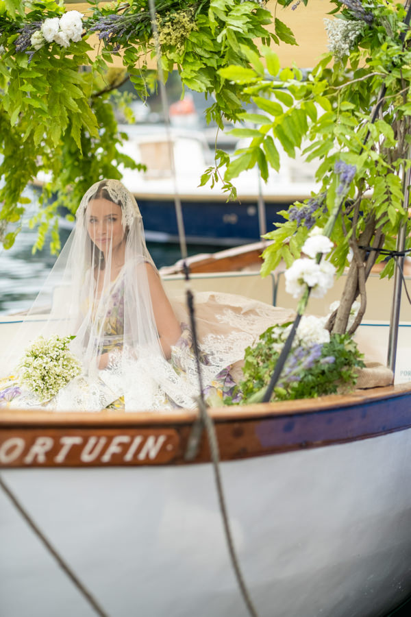 casamento de Carolina Adriano e Lucas Bittar em Portofino, destination wedding na Itália, vestido de noiva floral Dolce & Gabbana, chegada de barco