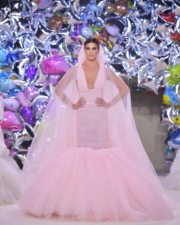 vestido de noiva cor de rosa, vestido de noiva colorido, vestido de noiva rosé, vestido de noiva millenial pink, vestido de noiva rosa quartzo, vestido de noiva rosé nude, Bianca Brandolini, desfile Fall 2022 de Giambattista Valli 