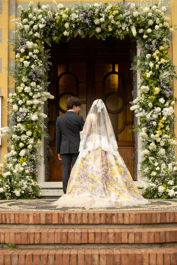 casamento de Carolina Adriano e Lucas Bittar em Portofino, destination wedding na Itália, vestido de noiva floral Dolce & Gabbana, entrada da noiva na igreja