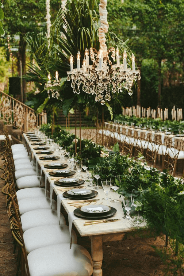 decoração de casamento greenery, decoração de casamento botânica, decoração de casamento com folhagem, decoração de casamento verde, arranjo de centro de mesa, arranjo alto, lustre de cristal