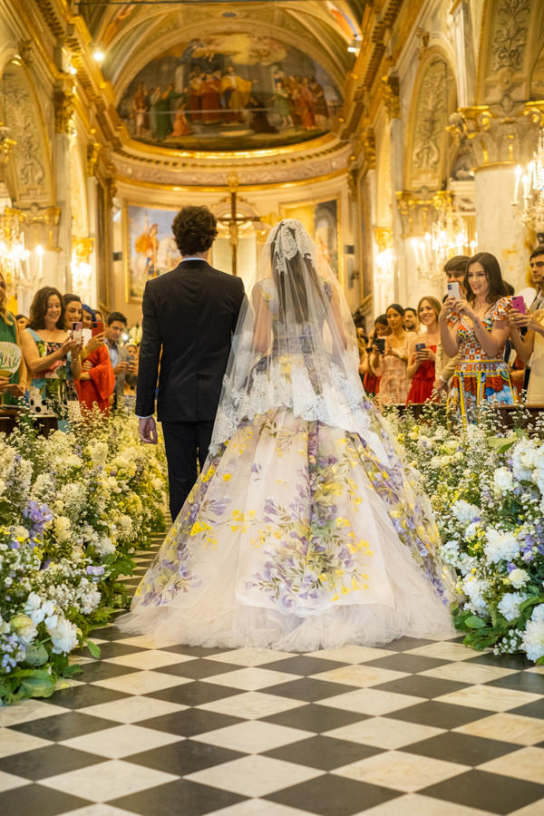 casamento de Carolina Adriano e Lucas Bittar em Portofino, destination wedding na Itália, vestido de noiva floral Dolce & Gabbana, entrada da noiva na igreja, caminho da noiva
