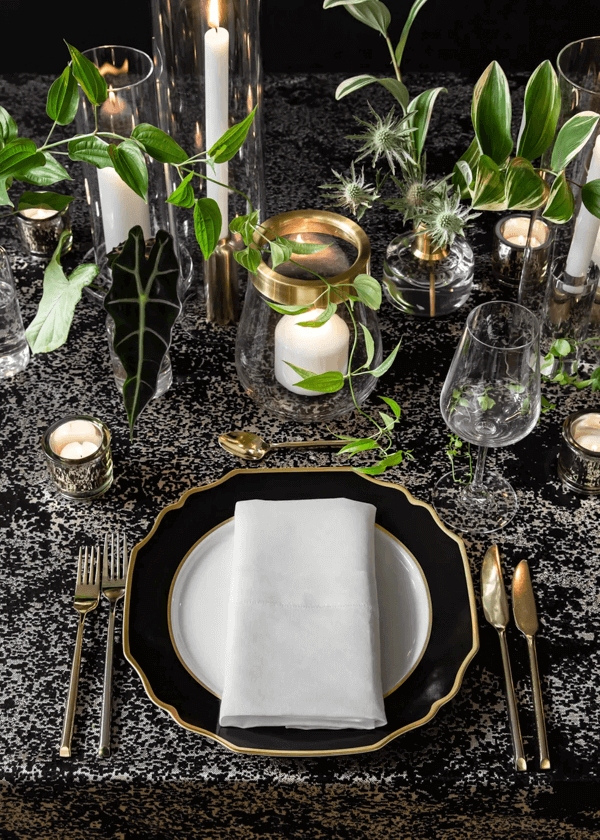 decoração de casamento greenery, decoração de casamento botânica, decoração de casamento com folhagem, decoração de casamento verde, arranjo de centro de mesa, arranjo baixo, louça preta, velas