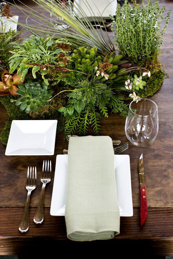 decoração de casamento greenery, decoração de casamento botânica, decoração de casamento com folhagem, decoração de casamento verde, arranjo de centro de mesa, arranjo baixo, musgo, louça branca quadrada, suculenta, ervas