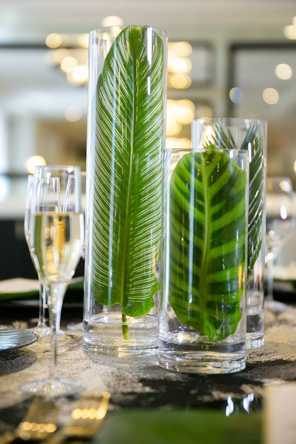 decoração de casamento greenery, decoração de casamento botânica, decoração de casamento com folhagem, decoração de casamento verde, arranjo de centro de mesa, arranjo baixo, folhas, vaso de vidro alto