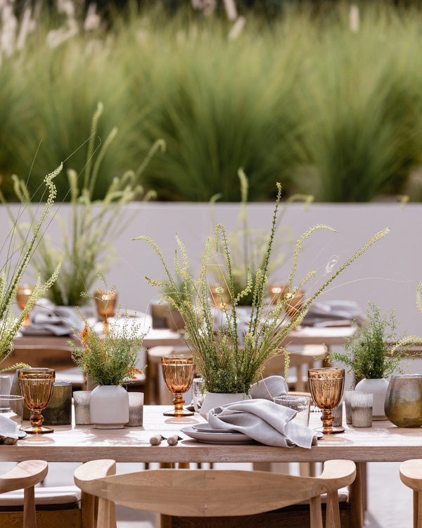 decoração de casamento greenery, decoração de casamento botânica, decoração de casamento com folhagem, decoração de casamento verde, arranjo de centro de mesa, arranjo baixo, mesa comunitária, design contemporâneo
