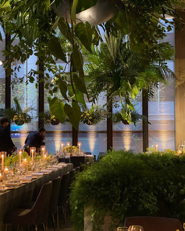decoração de casamento greenery, decoração de casamento botânica, decoração de casamento com folhagem, decoração de casamento verde, arranjo de centro de mesa, arranjo baixo, arranjo aéreo, velas