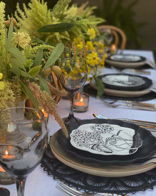 decoração de casamento greenery, decoração de casamento botânica, decoração de casamento com folhagem, decoração de casamento verde, arranjo de centro de mesa, arranjo baixo, oliva, louça preta estampada