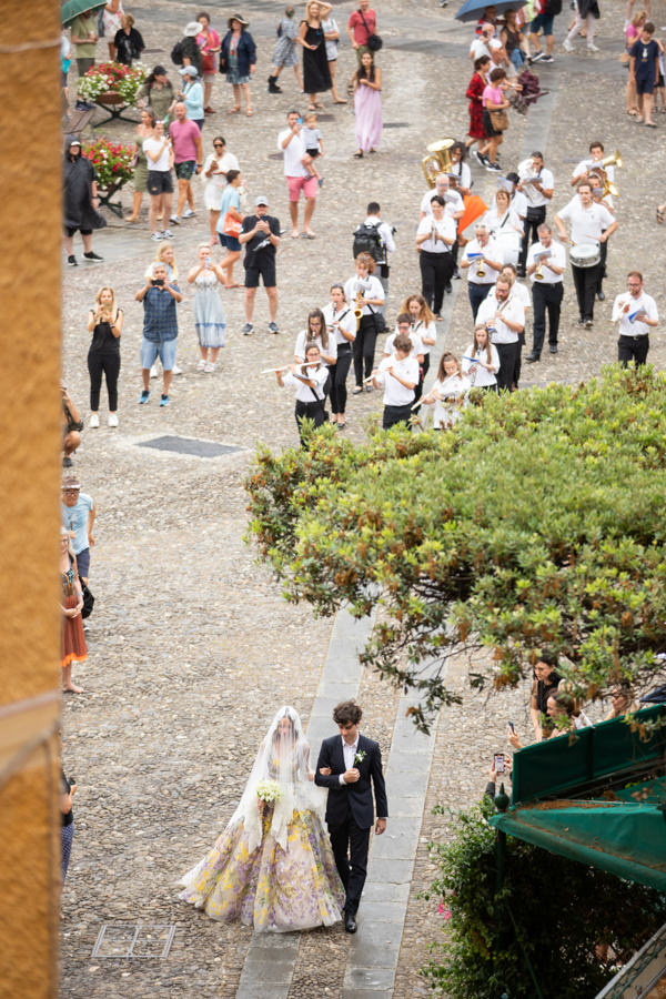 casamento de Carolina Adriano e Lucas Bittar em Portofino, destination wedding na Itália, vestido de noiva floral Dolce & Gabbana, cortejo da noiva