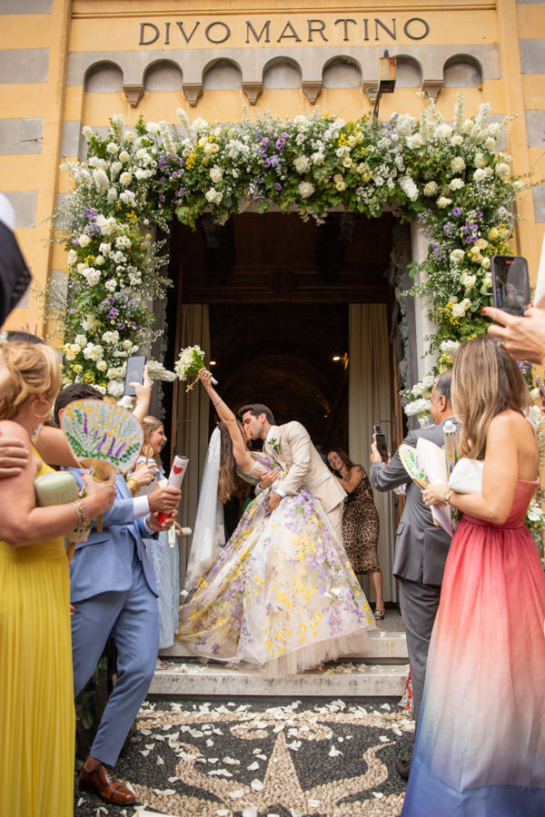 casamento de Carolina Adriano e Lucas Bittar em Portofino, destination wedding na Itália, vestido de noiva floral Dolce & Gabbana, saida dos noivos na igreja