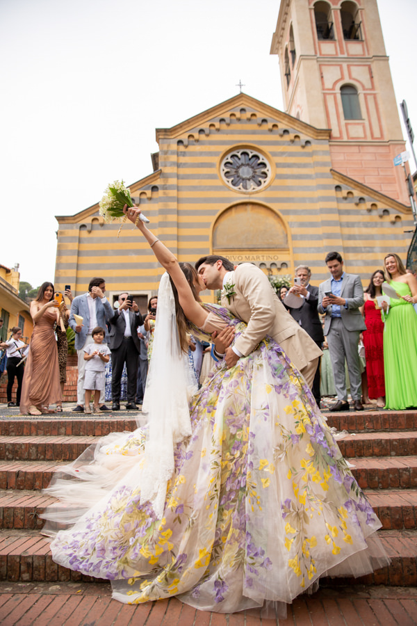 casamento de Carolina Adriano e Lucas Bittar em Portofino, destination wedding na Itália, vestido de noiva floral Dolce & Gabbana, saida dos noivos na igreja