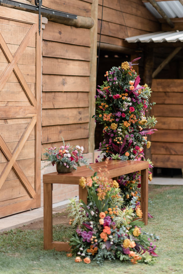 Decoração com flores coloridas para a cerimônia