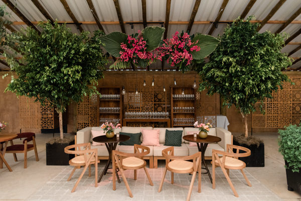 Decoração junto com flores e folhas