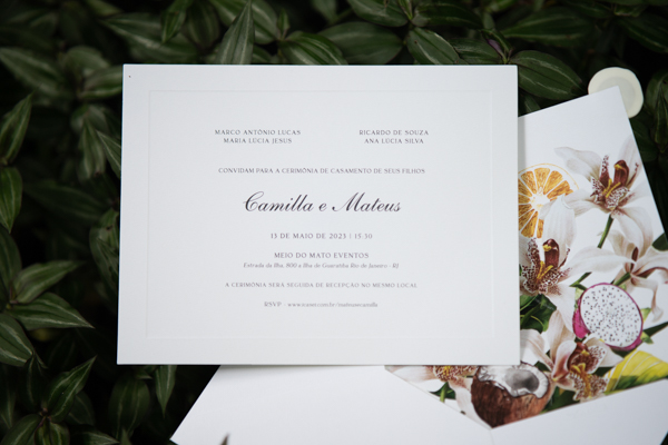 Convite do casamento de Camilla de Lucas e Mateus Ricardo no Rio de Janeiro, fundo verde com almofadas com frutas. 
