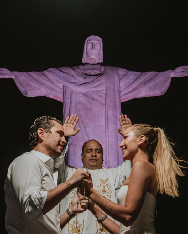Noivado de Paula Aziz e Francisco Garcia, noivos em bênção com o padre no Cristo Redentor 