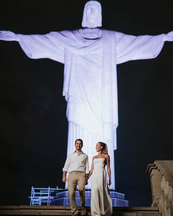 Noivado de Paula Aziz e Francisco Garcia, noivos posam para foto em frente ao Cristo Redentor 
