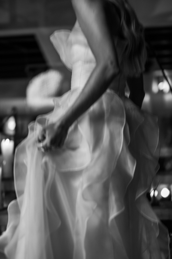 Paula Aziz com seu vestido de noiva da marca Fabulous Agilità, foto em P&B da parte de baixo do vestido, com babados
