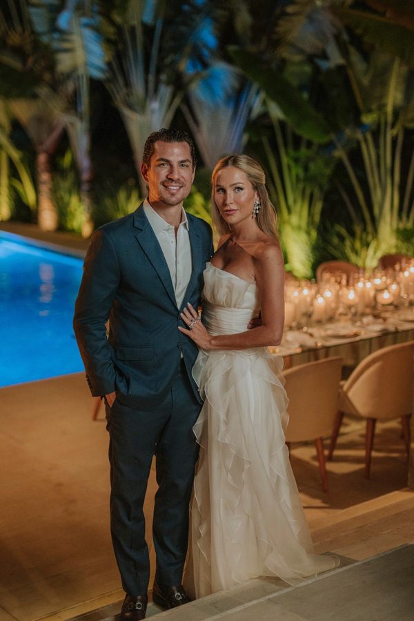 Noivado de Paula Aziz e Francisco Garcia, noivos em pose para a foto, noiva com seu vestido autoral da marca Fabulous Agilitá
