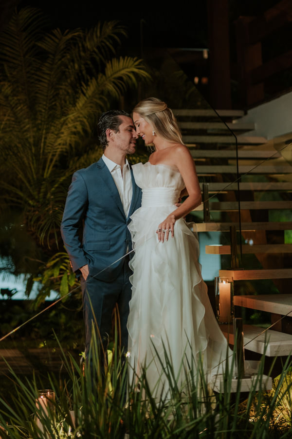  Paula Aziz e Francisco Garcia em pose romântica para a foto, noivos encostando suas testas e sorrindo 
