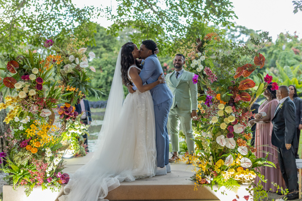 Casamento de Camilla de Lucas e Mateus Ricardo, casal se beijando após a cerimônia, beijos após o "sim"