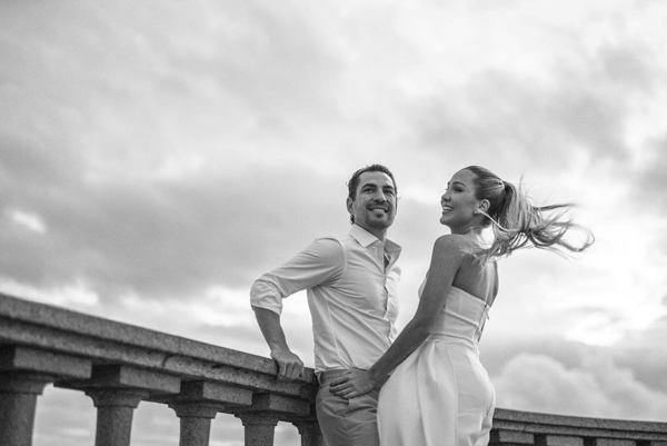 Noivado de Paula Aziz e Francisco Garcia, noivos em pose para a foto no Cristo Redentor 