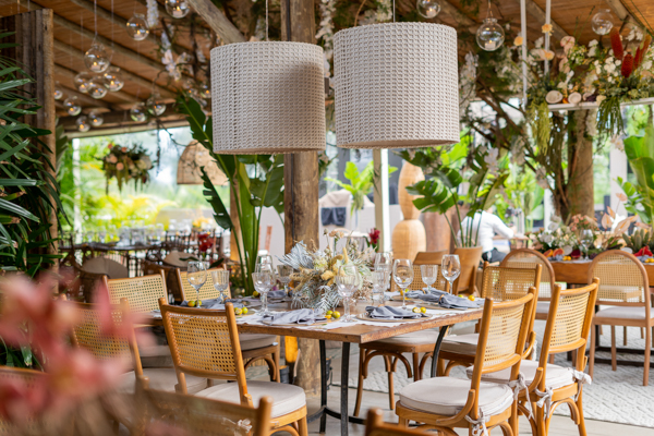 Casamento de Camilla de Lucas e Mateus Ricardo, espaço dos convidados, lustres em cima das mesas, espaço coberto para convidados, decoração tropical