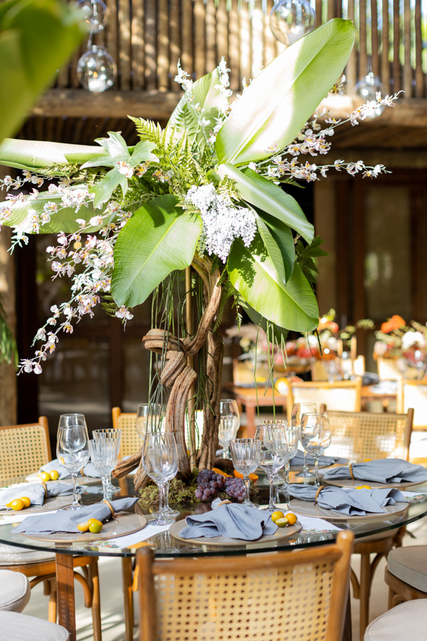 Casamento de Camilla de Lucas e Mateus Ricardo, decoração com grandes plantas, raízes de plantas, mesa dos convidados