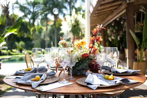 Casamento de Camilla de Lucas e Mateus Ricardo, decoração tropical nas mesas, mesa decorada com taças, flores e plantas
