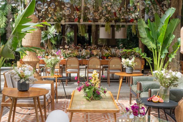 Casamento de Camilla de Lucas e Mateus Ricardo, decoração do espaço externo, assentos para os convidados e mesa com flores, flores no espaço de cima 