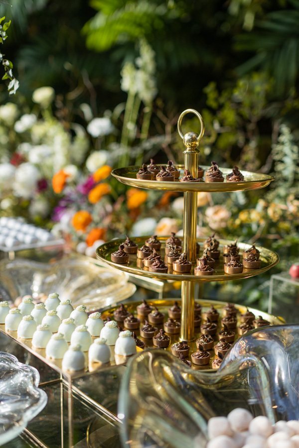 mesa de doces do casamento de Camilla de Lucas e Mateus Ricardo, doces de chocolate em três disposições, doces brancos e de coco ao lado 