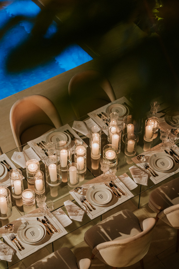 Decoração do noivado de Paula Aziz e Francisco Garcia, destaque para a mesa com velas 