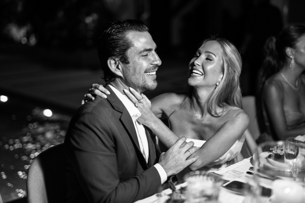 Foto P&B dos noivos Paula Aziz e Francisco Garcia, foto romântica, noivos sorrindo e Paula segurando em seu pescoço