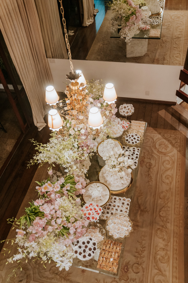 Noivado de Paula Aziz e Francisco Garcia, decoração floral da mesa de doces