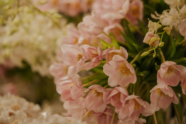 Flores da mesa de doces do noivado de Paula Aziz e Francisco Garcia