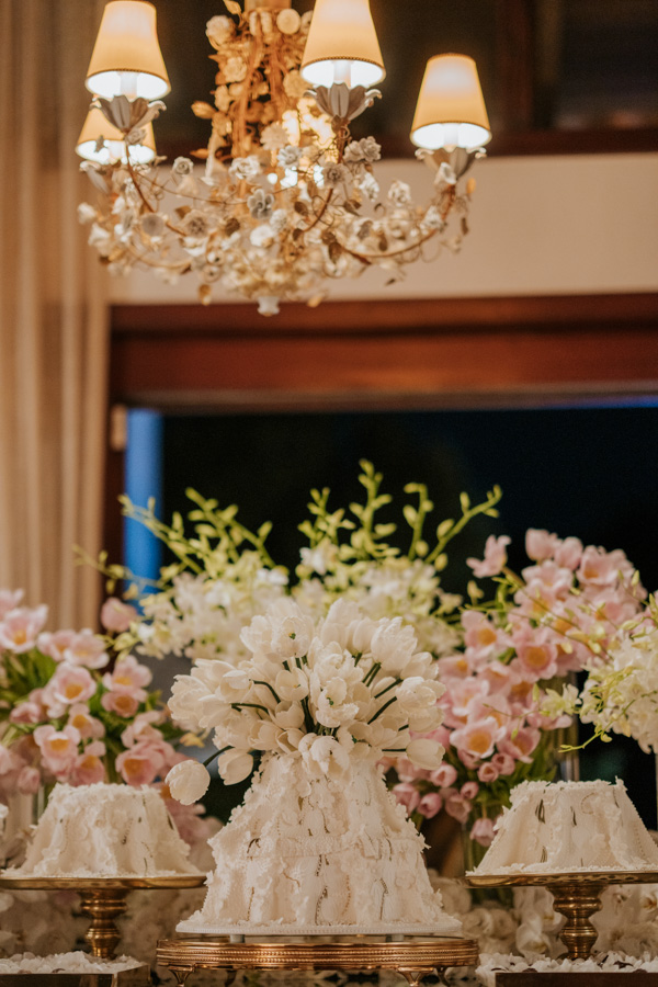 Noivado de Paula Aziz e Francisco Garcia, decoração toda florida da mesa de doces com foco em tulipas 