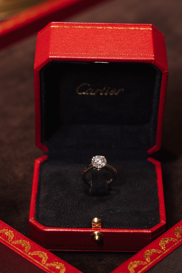 anel de noivado, anel Cartier, anel de diamante, diamante incolor, anel de noivado na caixa