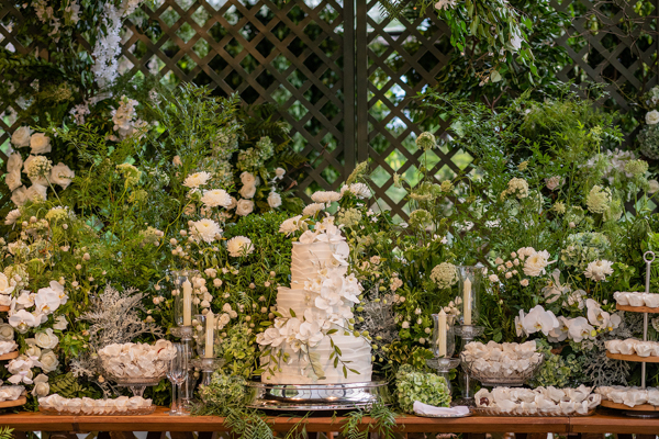 mesa do bolo, bolo de casamento, mesa de doces de casamento, bolo branco, bolo com flores de açúcar, bolo de três andares, decoração verde e branca