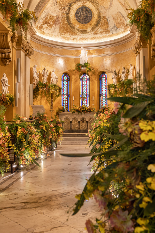 altar de igreja, altar decorado para casamento, igreja decorada com orquídeas,Capela Santa Luzia, interior da Capela Santa Luzia, igreja católica