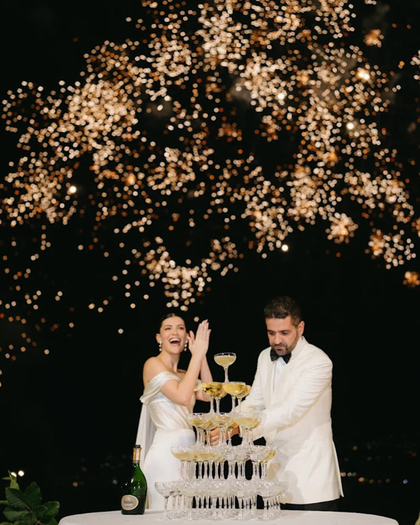 festa de casamento, casal com torre de champagne, torre de champagne, fogos de artifício, 