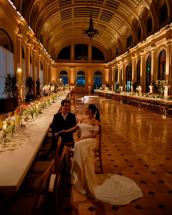 casamento Sala São Paulo, mesa comunitária, mesa de banquete, casal sentado na mesa, casal conversando, mesa posta, velas, recepção de casamento