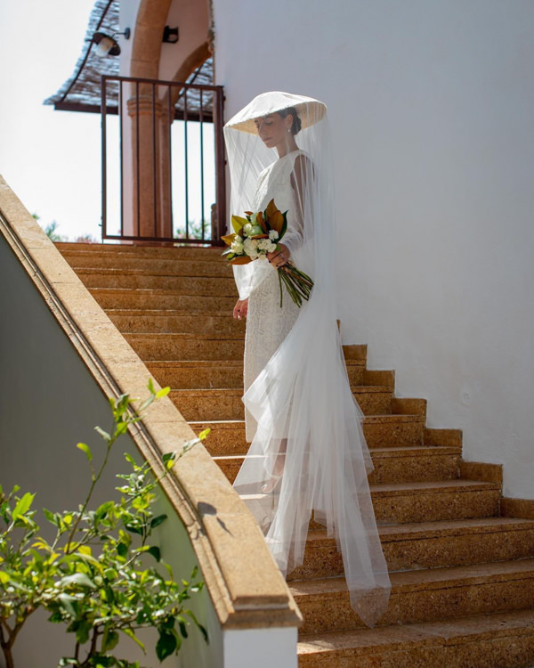 noiva na escada ao ar livre, noiva de chapéu, noiva de véu, noiva segurando o buquê, noiva espanhola, vestido de noiva midi, noiva de coque