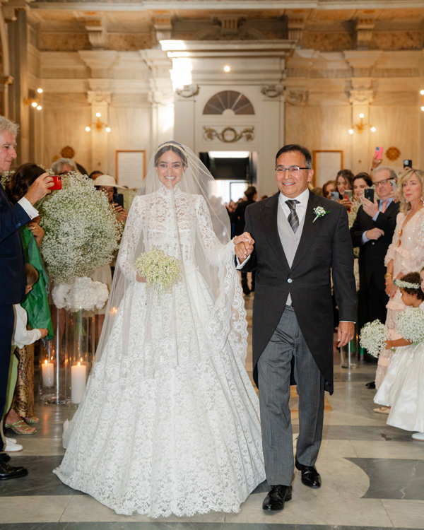 casamento de Sabine Arias, destination wedding na Itália, casamento em Roma, casamento na igreja, altar de casamento, noiva entrando na igreja, noiva com o pai, noiva com véu no rosto