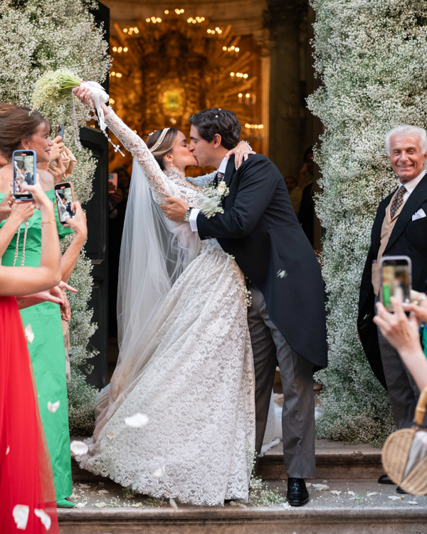 casamento de Sabine Arias, destination wedding na Itália, casamento em Roma, casamento na igreja, saida dos noivos, noivos se beijando,porta da igreja