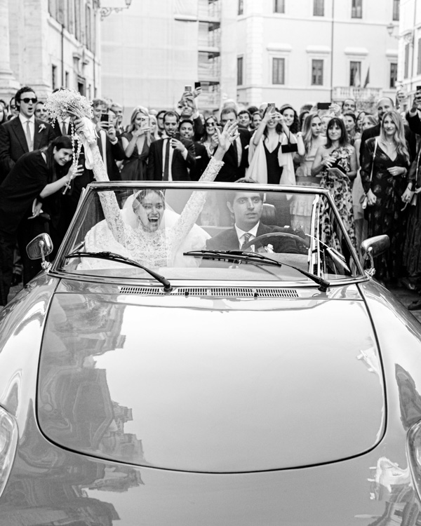 casamento de Sabine Arias, destination wedding na Itália, casamento em Roma, casamento na igreja, noivos saindo da igreja, noivos no carro, saida da igreja, noivos no carro conversivel