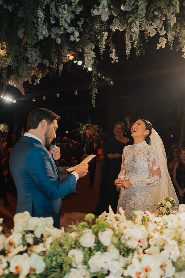 Votos de casamento, voto de casamento, cerimônia de casamento, casal fazendo votos,noiva rindo, casal no altar