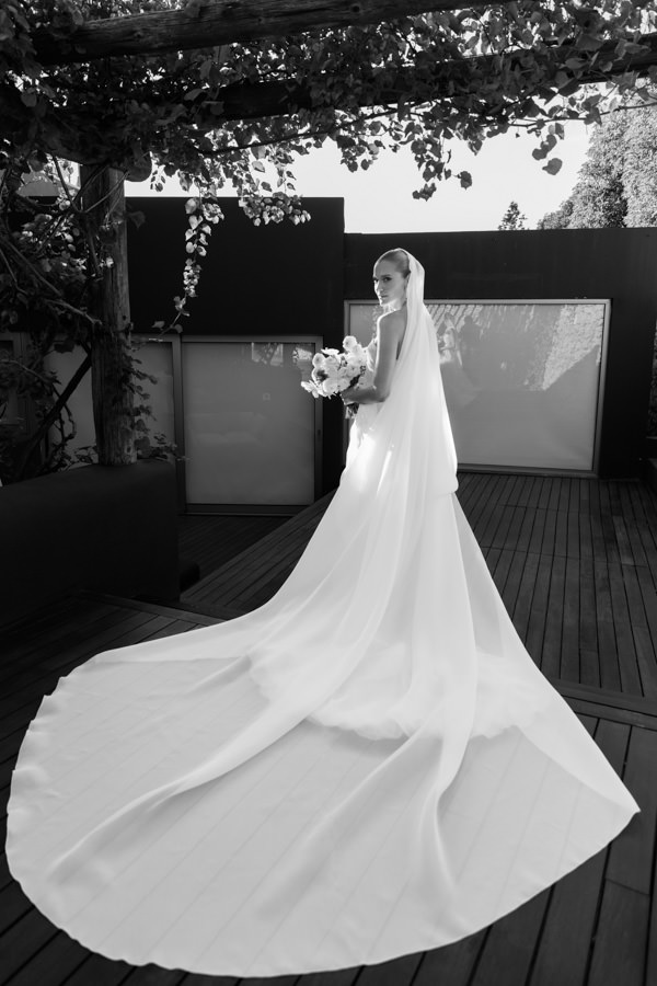 Casamento de Celina Locks e Ronaldo em Ibiza, casamento na Espanha, Ronaldo Nazário, casamento em casa, vestido de noiva, noiva posando, making of da noiva, noiva de costas com buquê, noiva de costas com véu, noiva ao ar livre, Giorgio Armani Privé,