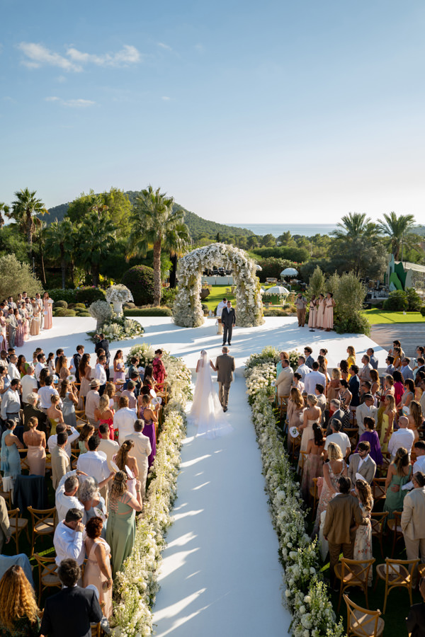 Casamento de Celina Locks e Ronaldo em Ibiza, casamento na Espanha, Ronaldo Nazário, casamento em casa, vestido de noiva, Giorgio Armani Privé, noiva entrando com pai, casamento ao ar livre, casamento de tarde, noiva andando para o altar, noi de costas, caminho da noiva