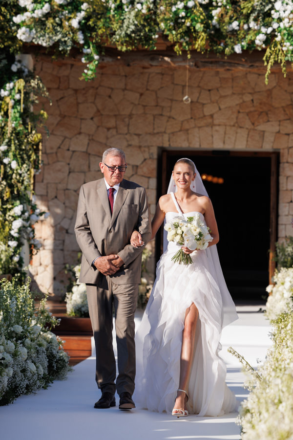 Casamento de Celina Locks e Ronaldo em Ibiza, casamento na Espanha, Ronaldo Nazário, casamento em casa, vestido de noiva, Giorgio Armani Privé, noiva entrando com pai, casamento ao ar livre, casamento de tarde, noiva andando para o altar