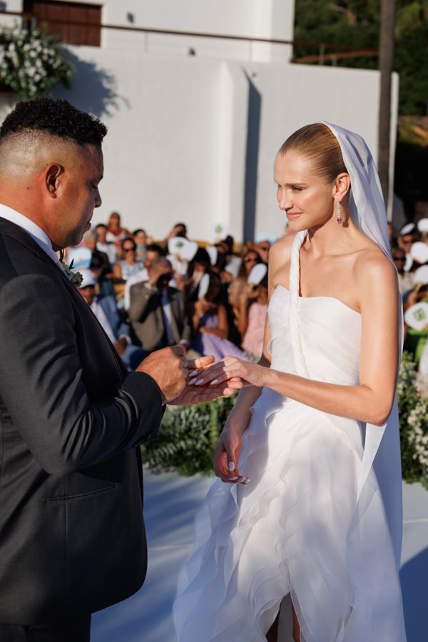 Casamento de Celina Locks e Ronaldo em Ibiza, casamento na Espanha, Ronaldo Nazário, casamento em casa, vestido de noiva, Giorgio Armani Privé, casamento ao ar livre, casamento de tarde, Celina e Ronaldo de mãos dadas, noivos no altar, Celina e Ronaldo no altar, Ronaldo colocando aliança em Celina, noivo colocando aliança na noiva