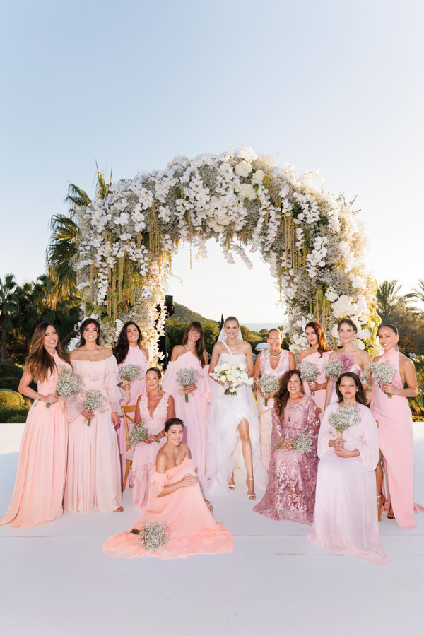 Casamento de Celina Locks e Ronaldo em Ibiza, casamento na Espanha, Ronaldo Nazário, casamento em casa, vestido de noiva, Giorgio Armani Privé, casamento ao ar livre, casamento de tarde, Celina com madrinhas de casamento, madrinhas de casamento de rosa, foto da noiva com madrinhas no altar