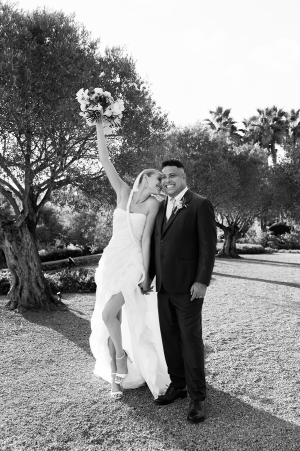 Casamento de Celina Locks e Ronaldo em Ibiza, casamento na Espanha, Ronaldo Nazário, casamento em casa, vestido de noiva, Giorgio Armani Privé, casamento ao ar livre, casamento de tarde, Celina e Ronaldo de mãos dadas, ensaio pós wedding, noiva beijando o noivo